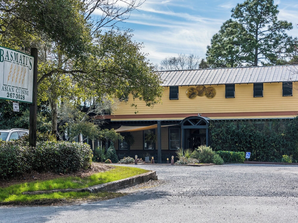 Your Ideal Beach Getaway With Private Pool, Game Room and Close to Beach!