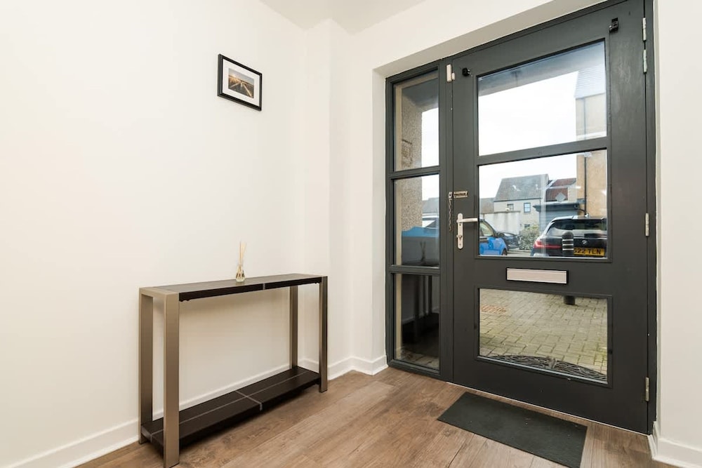 3 Bedroom House - Free Parking