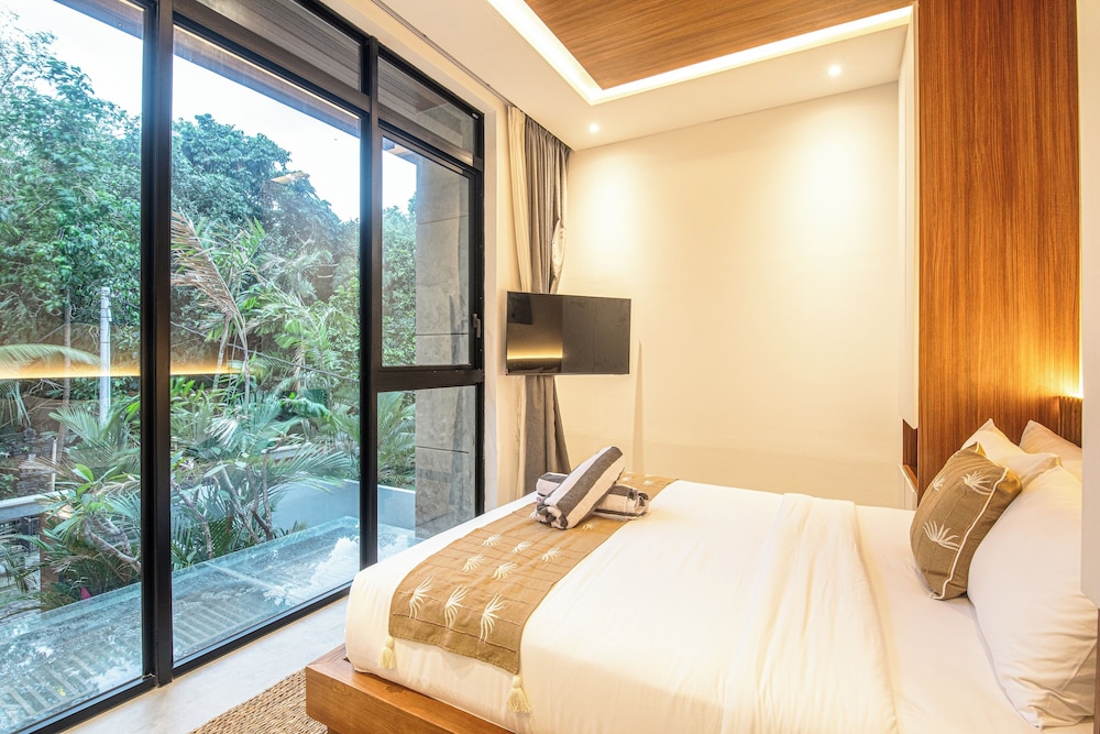 Enchanting 5BR Canggu Villa Moments to Sea