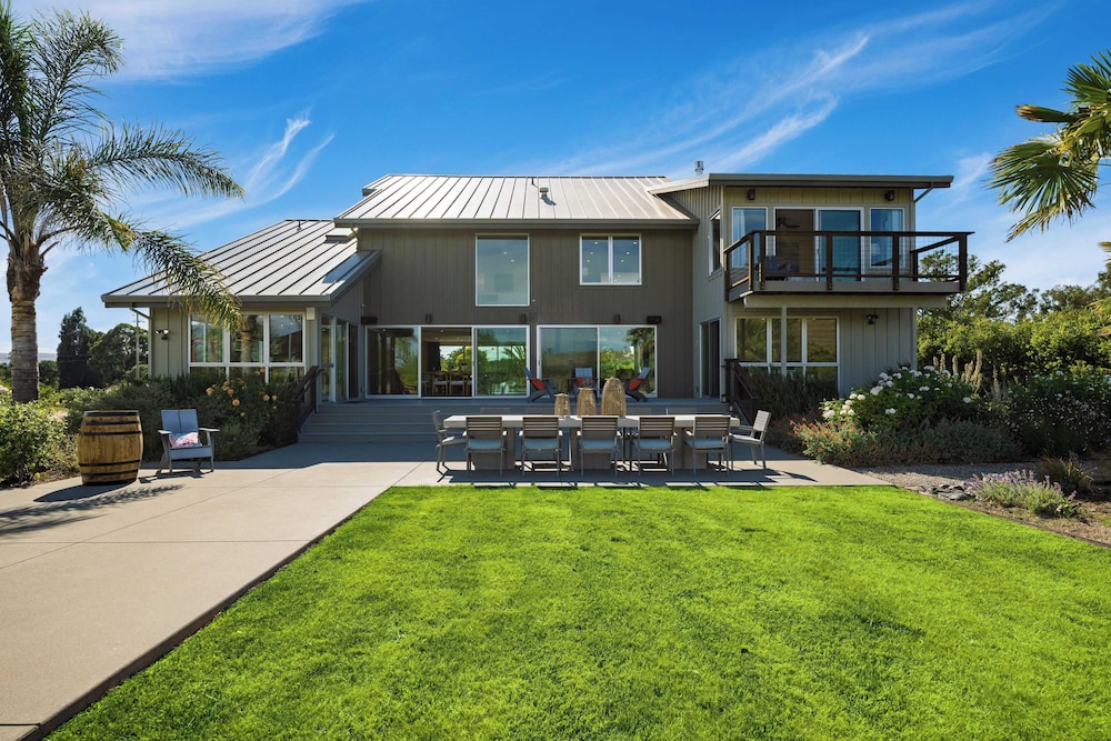 Coplan Vineyards by Avantstay 10-acre Estate w/ Pool, Spa, Bocce & Designer Interiors