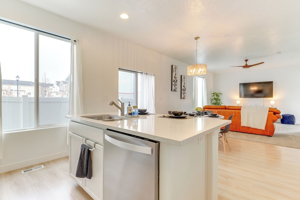 4 Mi to Zions Bank Stadium: Sleek Herriman Retreat