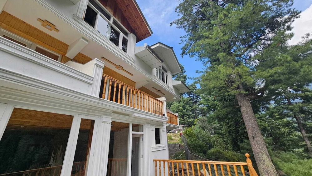 Xenious White House Eco Resort
