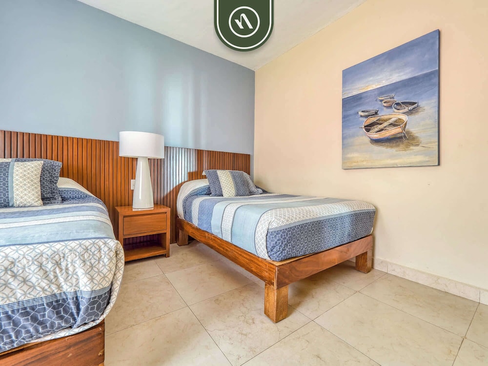 Oceanview 4 BR Condo - Pool - Beach - Terrace