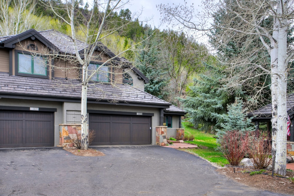 Exquisite, Private Mountain Home Retreat 4 Bedroom Home by RedAwning - Property Image 21