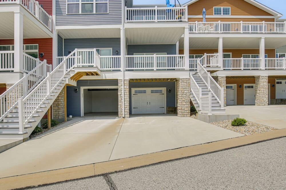 Walk to Mississippi River: Grafton Townhome!