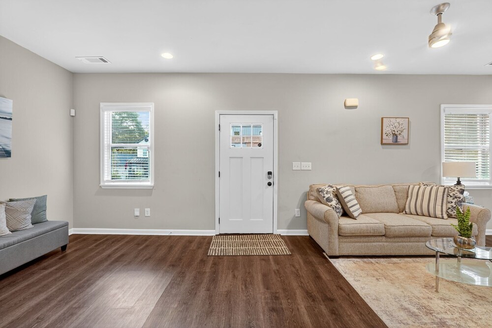 Spacious 4br Mozley Park Home With Fenced Yard 4 Bedroom Home