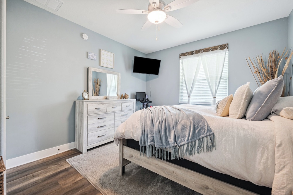 Sleek Home w/ Hot Tub, Koi Pond & Yard in Seminole