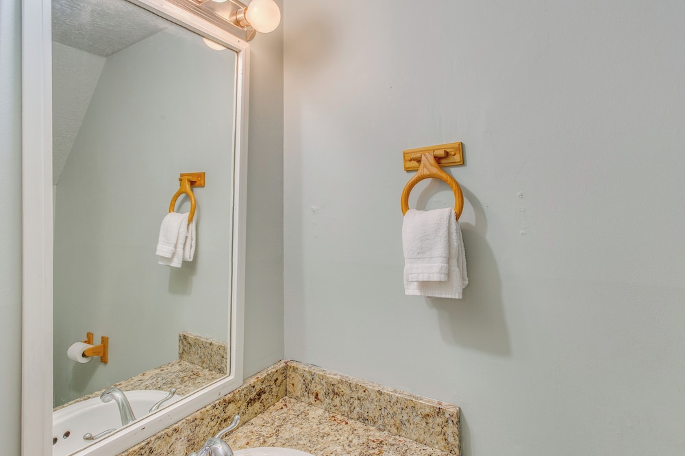 Walk to Myrtle Beach: Townhome w/ Pool Access