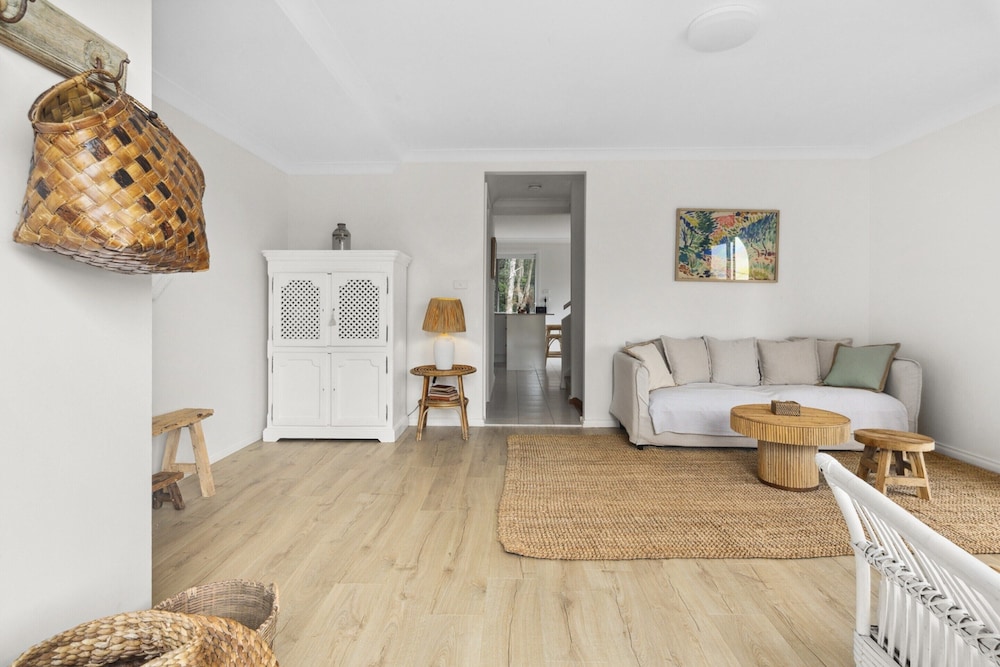 Bright Coastal Townhouse With BBQ & Courtyard