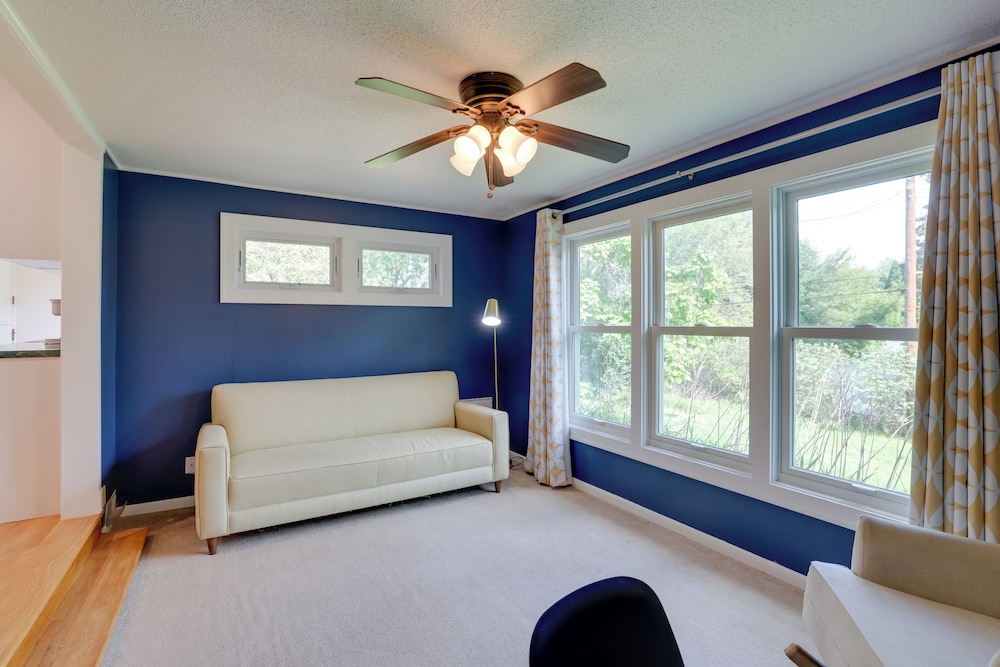 Home 8 Mi to Dtwn Minneapolis! Pet-friendly Yard