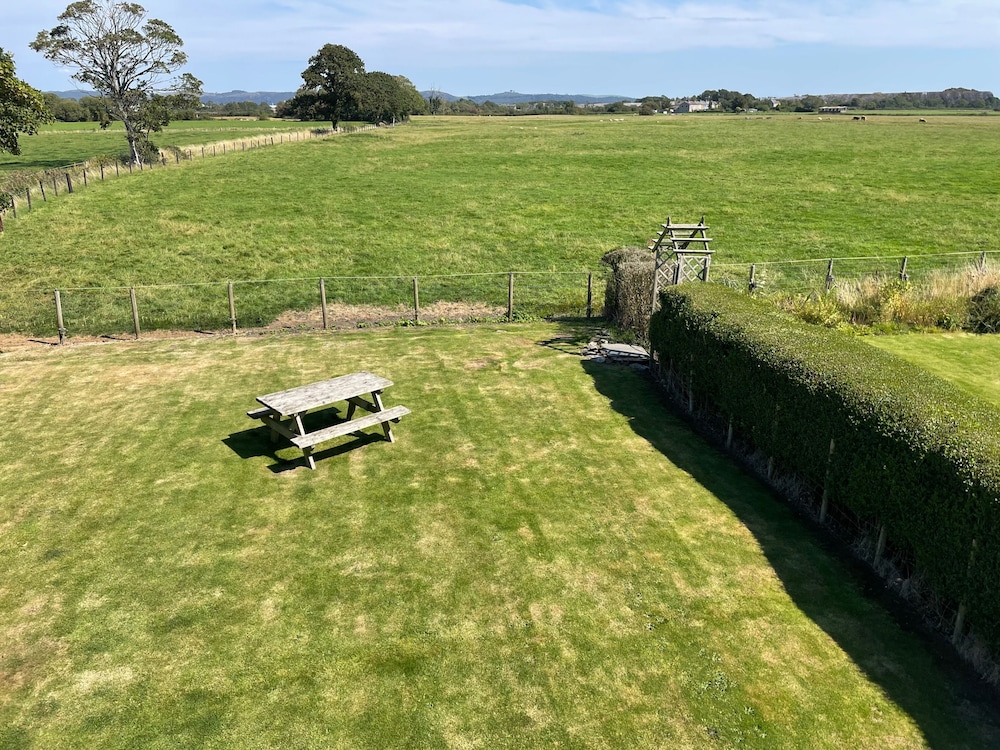 Ulverstons Little gem - Sleeps 2 - Free Parking