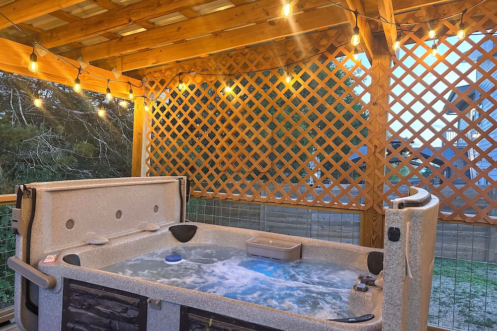 1 Mi to Douglas Lake: Blissful Escape w/ Hot Tub!