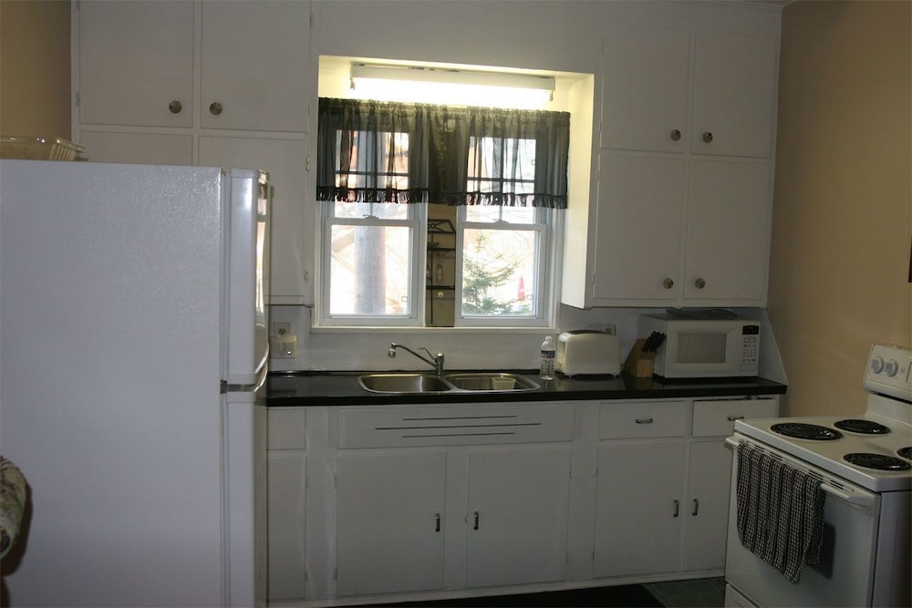 Eastwood Tourist Lodge