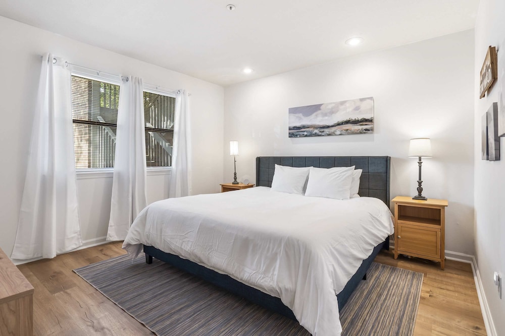 Royal Ridge Modern Condo for 4