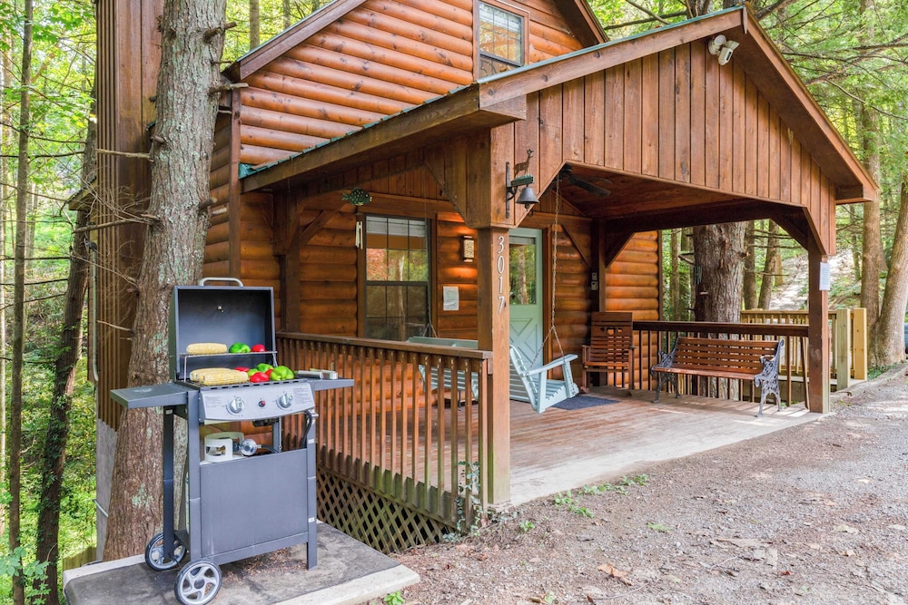 Lakeside Cabin w/ Hot Tub, Fireplace Near Dollywood & Trails Smoky Shores Retreat by Avantstay