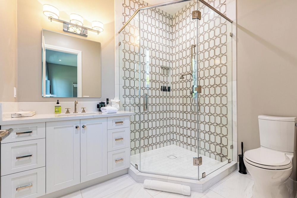 Otis Ave - Modern Farmhouse Retreat w/ Pool, Spa & Luxe Interiors