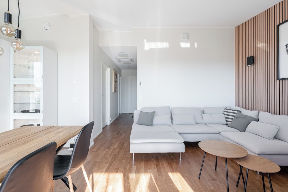 Luxurious 1BR Penthouse with Balcony