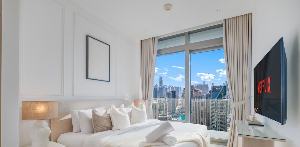 LUX The Marina Gate Sea View Suite 2