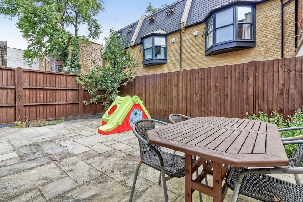 Stylish and Bright 3 Bedroom Duplex in North London