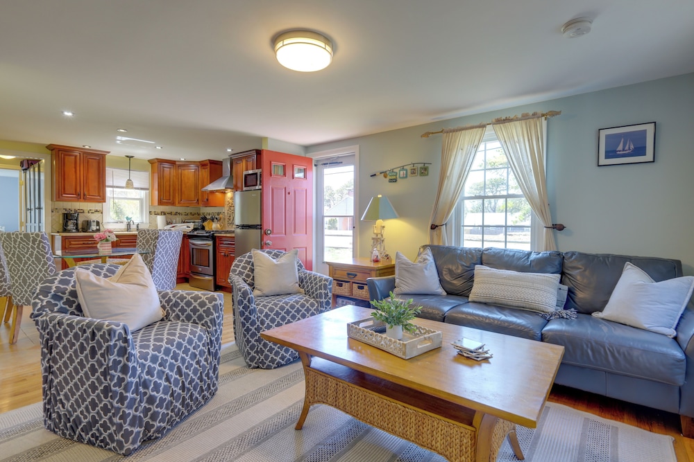 Swan River Views, BBQ Ready: West Dennis Home