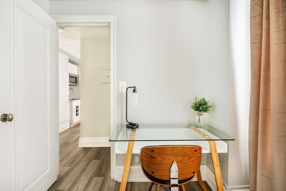 73-806 New 1BR 1bth UWS Doorman Gym