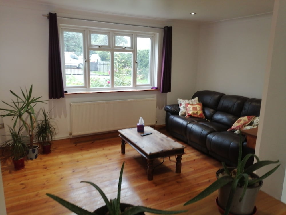 4 Bed House - Sleeps 10 - Pets - Parking - Wifi view 5