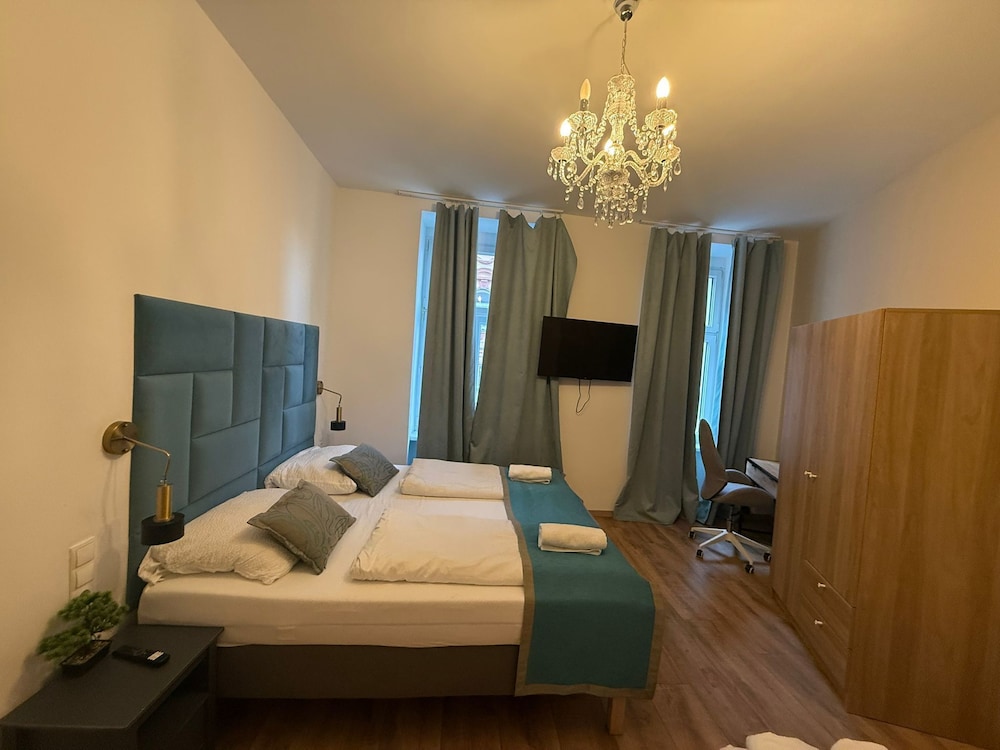 Chic 1BR Apt Walk to Vienna Sights