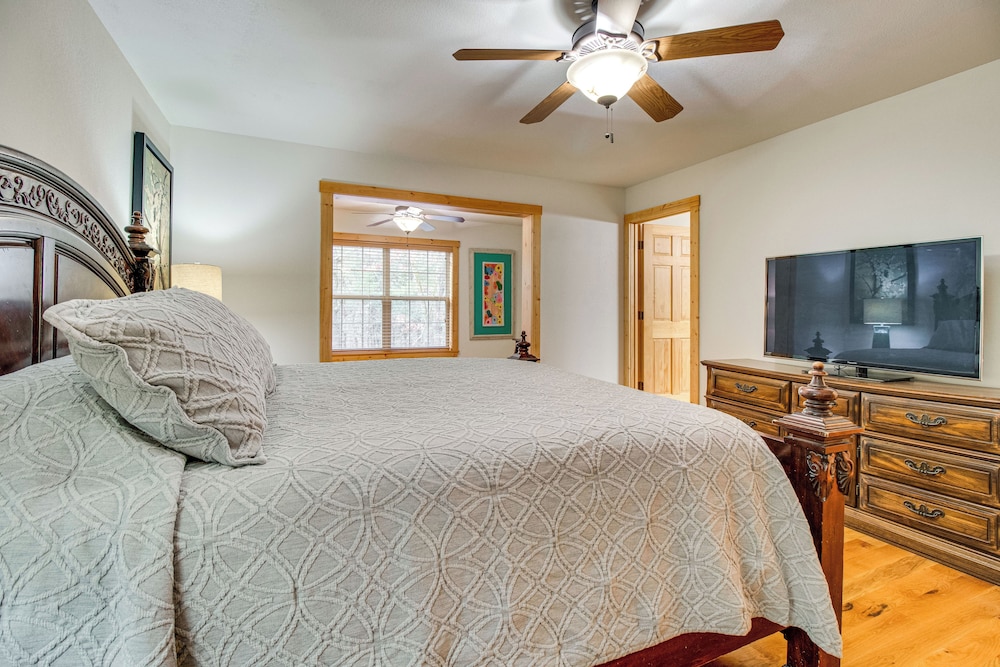 Norfork Lake Access: Cabin w/ Deck & Water View!