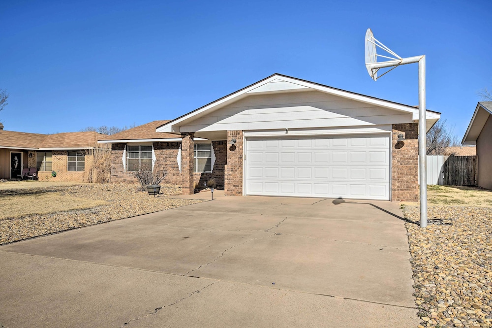 Charming Clovis Home w/ Covered Patio! view 2