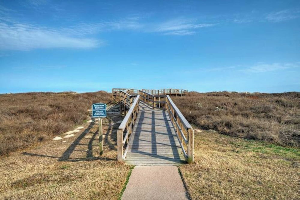 Sleeps 20 3 Condos w/ Beach Access, Pool, Tennis Courts Sea Sands Complex