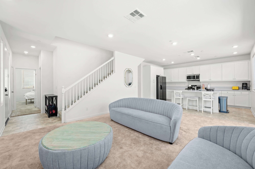 Sunny & Stylish Near LA 4BR Home w Desks & Lounge