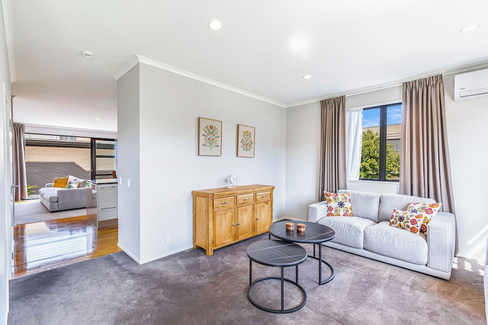 Comfy 4BR Home w/ Mt. Wellington View Zodiak Stays