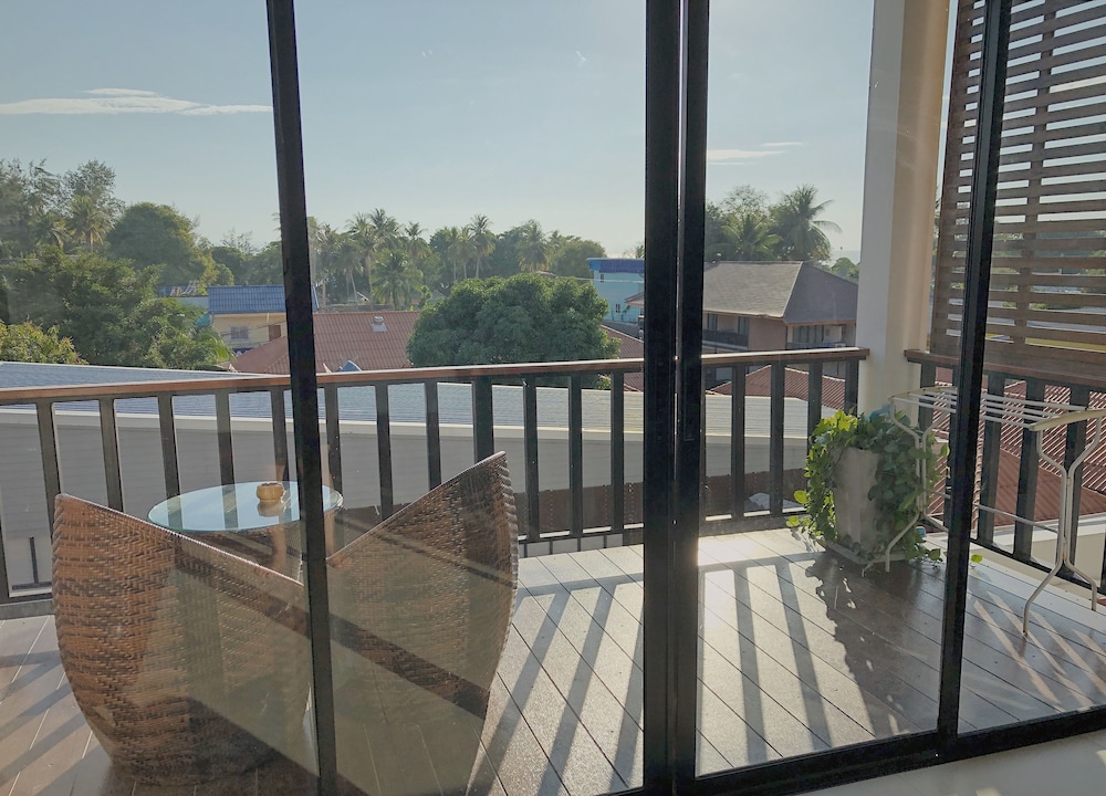 The Reef Hotel & Studios