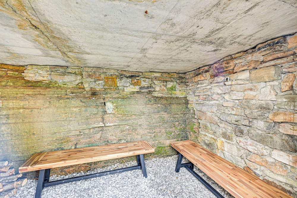 Secluded on 10 Acres: Livingston Getaway w/ Sauna!
