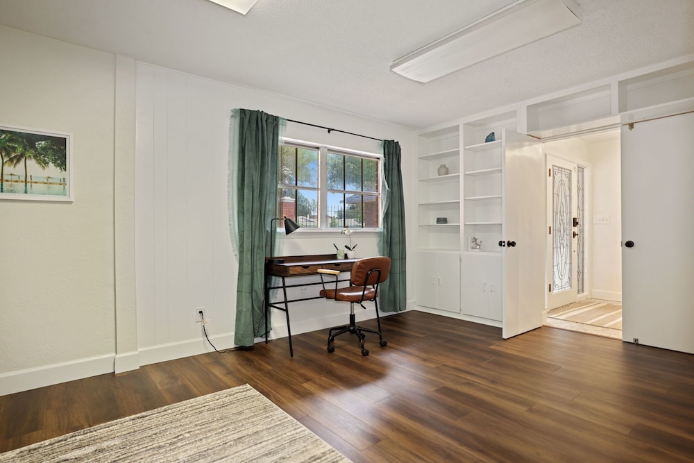 Golden Retreat: Expansive 6BR Home w Heated Pool ~