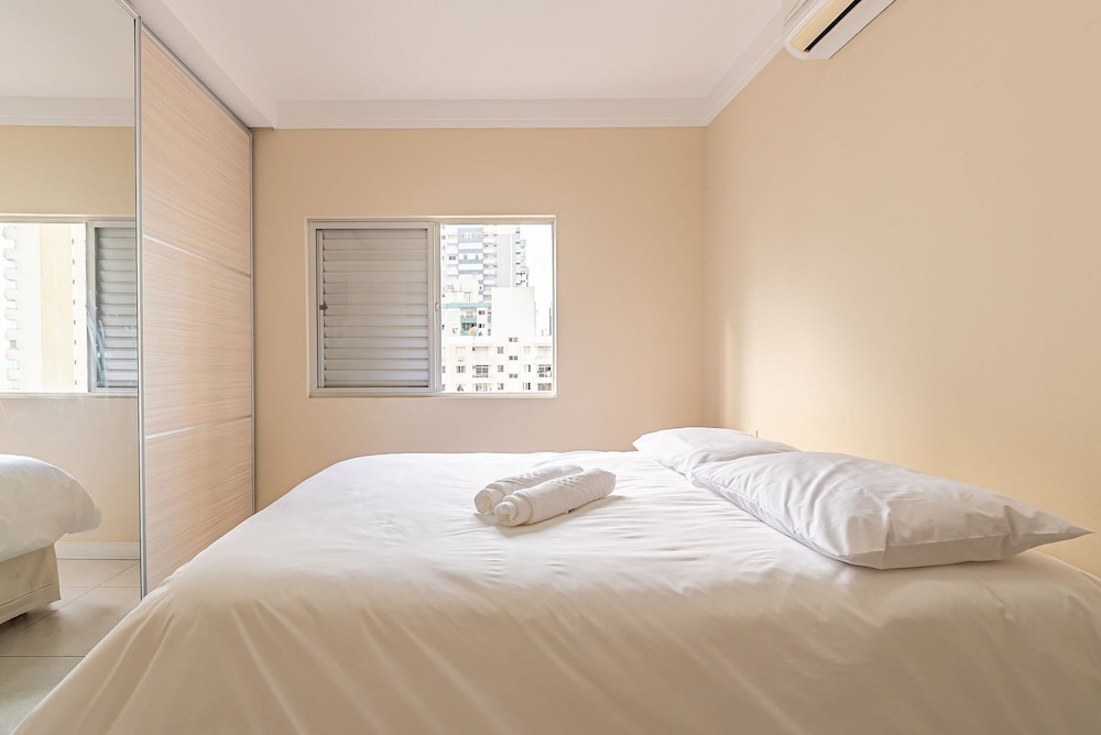 Sea View apt 130m From the Beach in BC Erg605