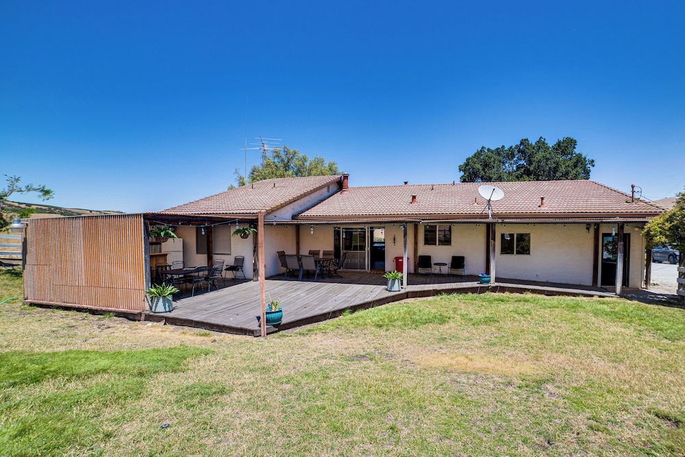 Fenced Yard & Outdoor Bar: Hillside Paicines Home!