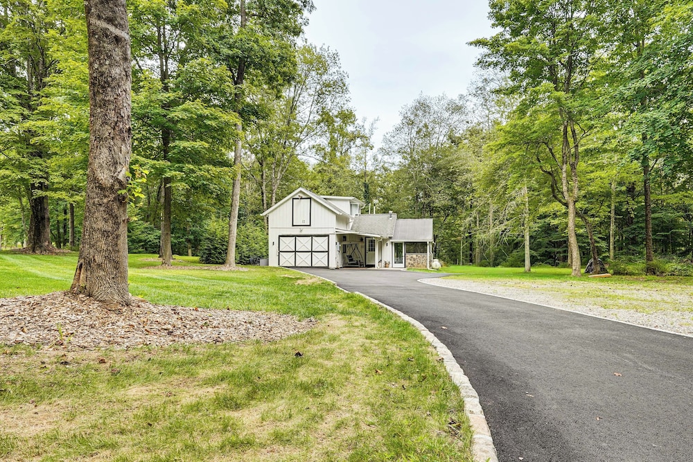 Chickens On-site: Cottage, 2 Mi to Saugatuck Falls