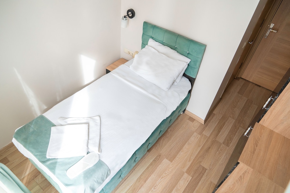 Loss Hotel - Image 39