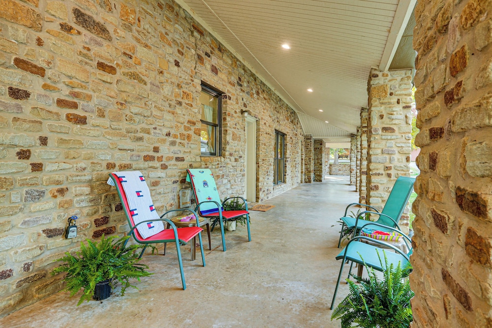 Family Friendly! Lakefront Escape in Pottsboro