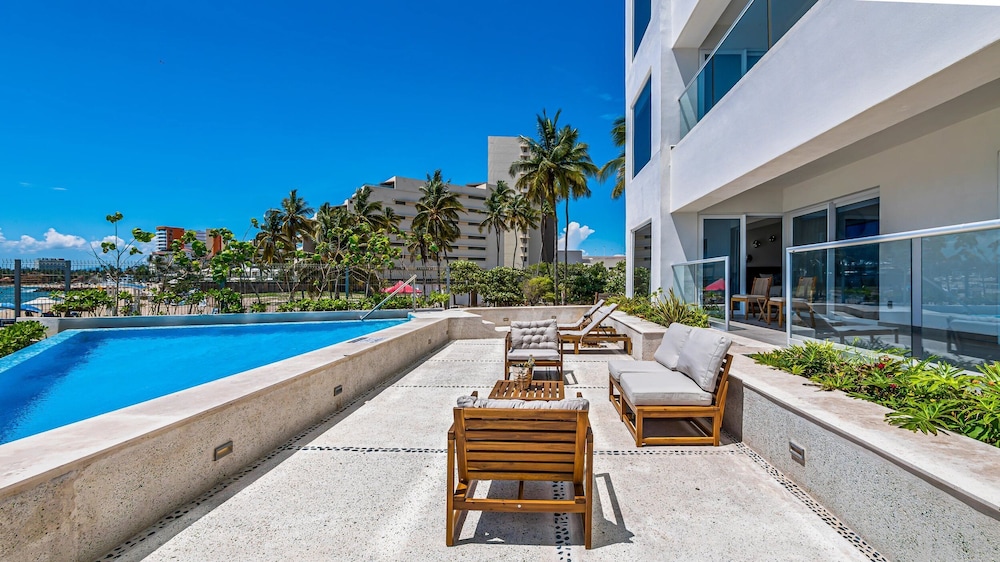 3BR with Private Pool on the Ocean