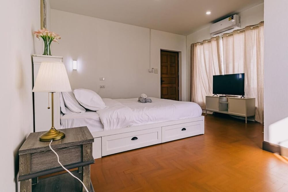 Modern Family House - 4 Bedrooms 5 Mins From Old Town With Gallery - Deja Home