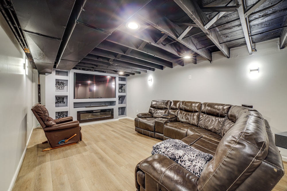 4 Mi to Lake Michigan: East Chicago Home w/ Grill