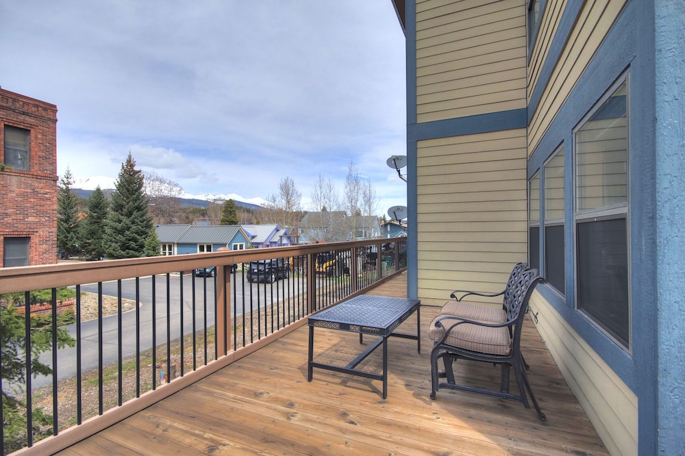 Longbranch 216 2 Bedroom Condo by RedAwning