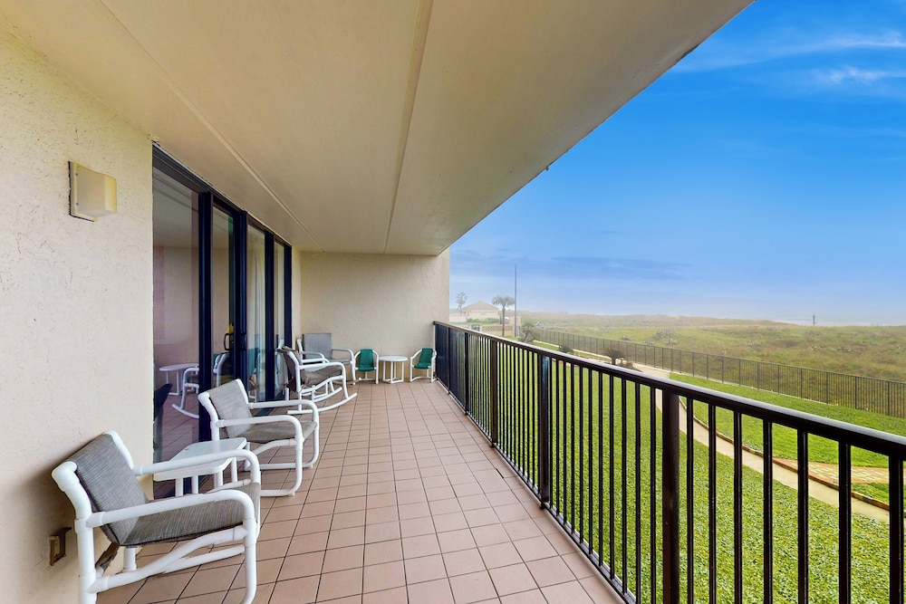 All-suite Beachfront 3BR w/ Gulf Views & Pools
