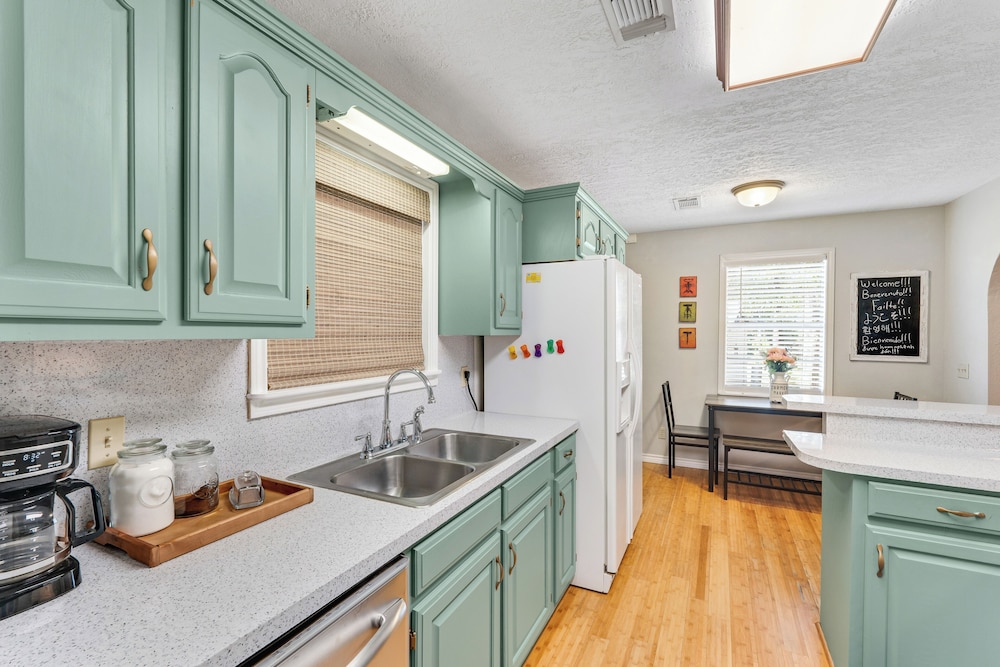 2BR Dog-friendly Home Near Lake w/ Fire Pit