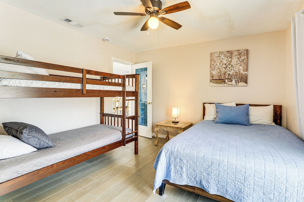 Furnished Sunroom w/ TV! Canal-front Bradenton Gem