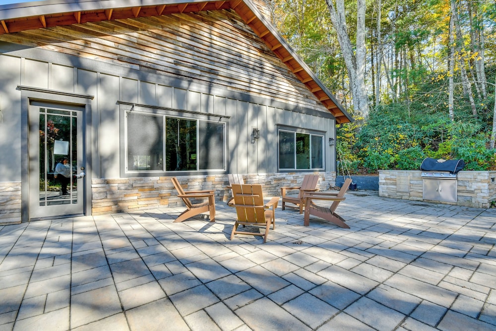 Hike, Dine & Explore Asheville: Black Mtn Getaway!