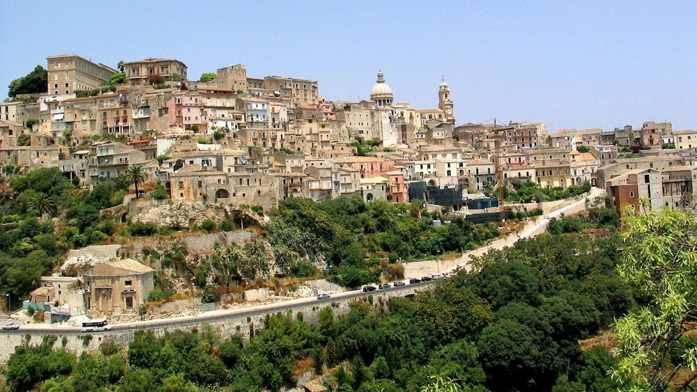 Inviting 1-bed Apartment in Ragusa view 2