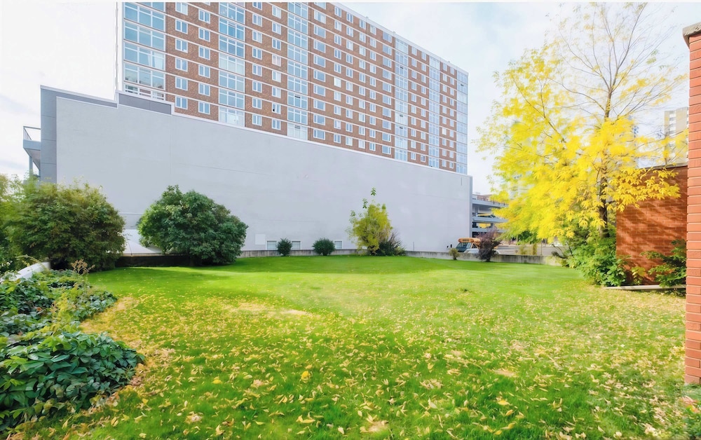 Stylish Downtown Condo near Rogers Place | Parking, Gym, Balcony & Kitchen